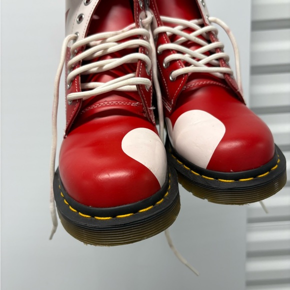 DR MARTENS 8 hole limited edition valentines heart red boots size 6 LIKE NEW - Picture 6 of 10